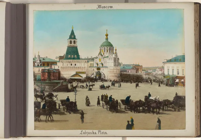 Лубянская площадь у стены Китай-города