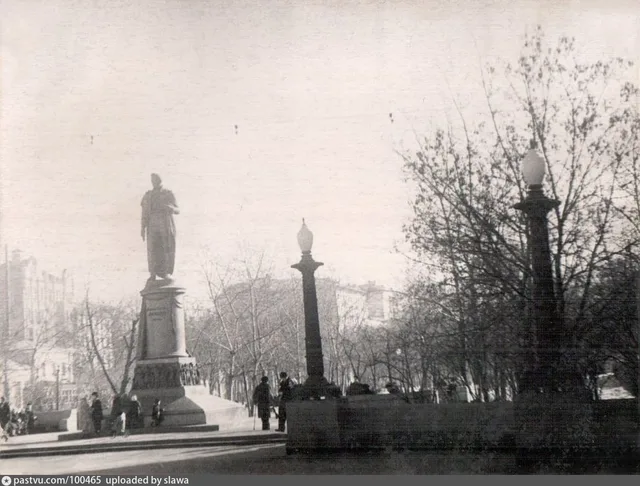 Чистопрудный бульвар. Памятник Грибоедову