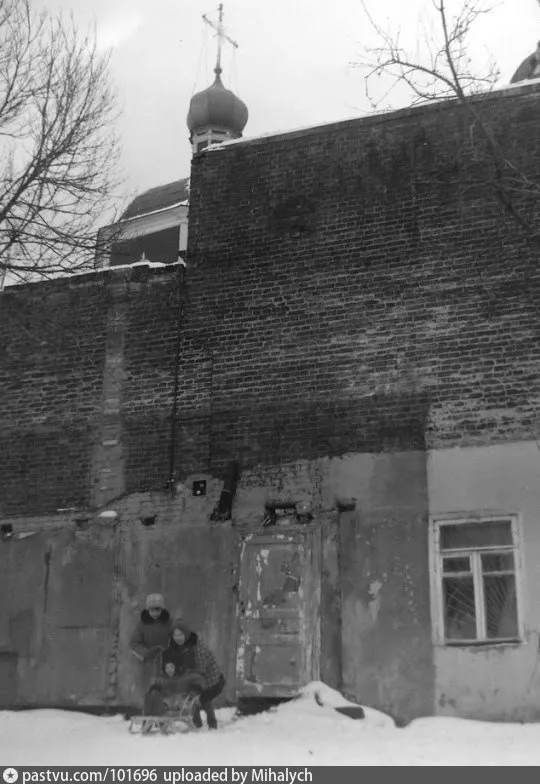 Брандмауэр у храма свв. Петра и Павла