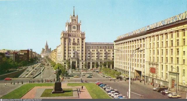 Площадь Маяковского. Памятник В. В. Маяковскому