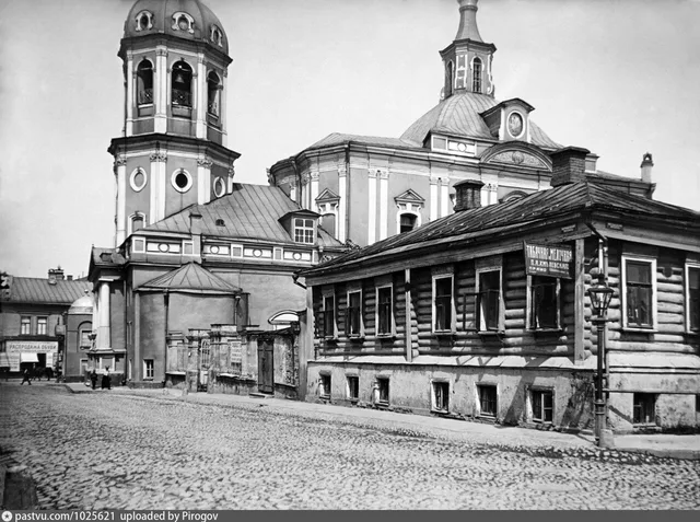 Барашевский переулок. Церковь Воскресения Христова
