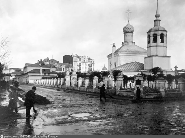 Угол Большого и Малого Лёвшинских переулков. Церковь Покрова Пресвятой Богородицы