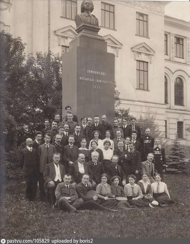Преподаватели и студенты историко-филологического факультета МГУ перед входом в новое здание университета