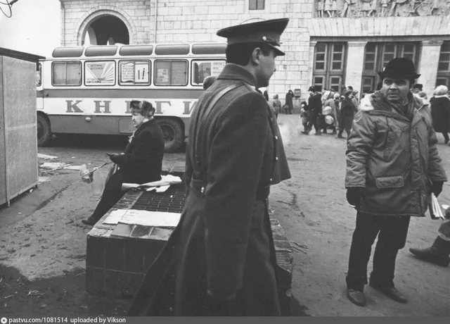 На площади у метро "Парк Культуры"