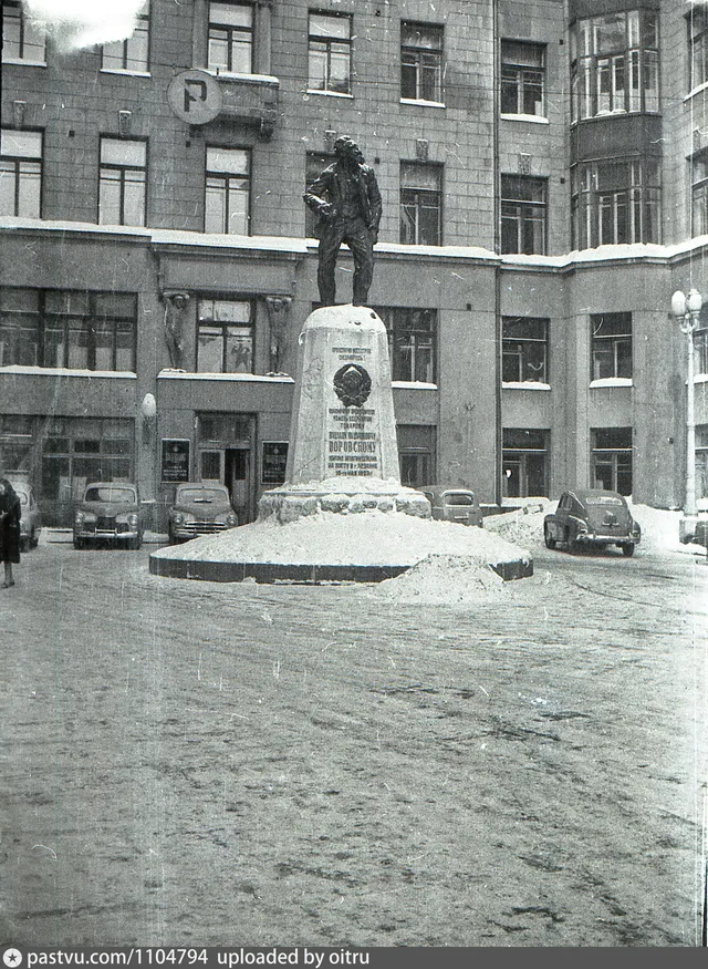Памятник Воровскому
