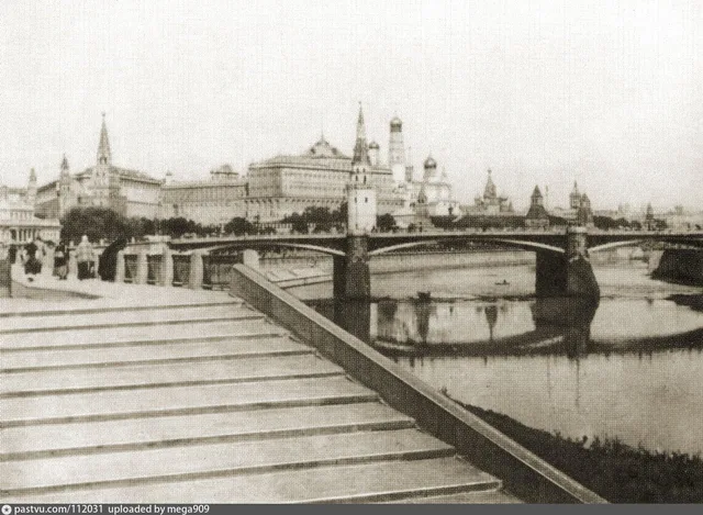 Вид на Кремль и Большой Каменный мост