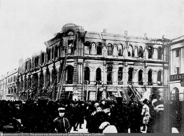 Магазин Мюр и Мерилиз после пожара
