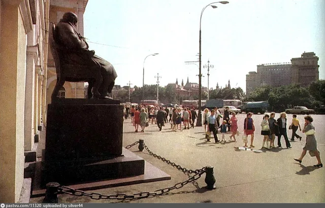 Свердлова площадь. Памятник драматургу Островскому