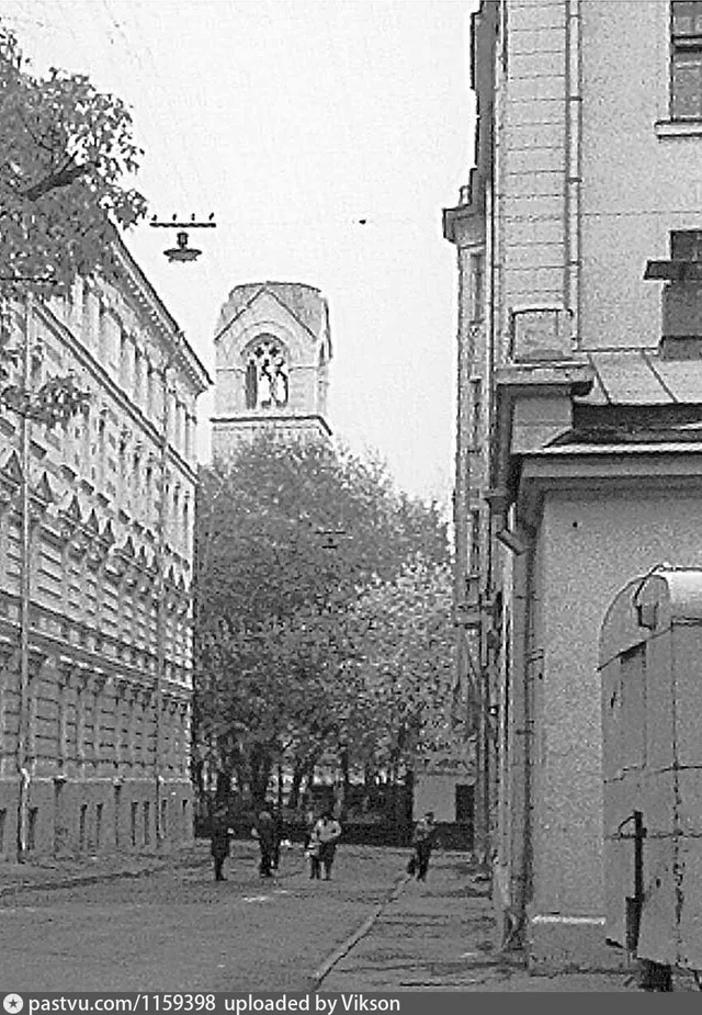 Вид из Петроверигского переулка в сторону собора Петра и Павла