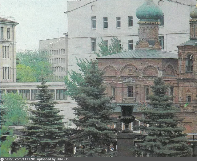 Церковь Всех Святых на Кулишках и вход на станцию метро "Площадь Ногина"