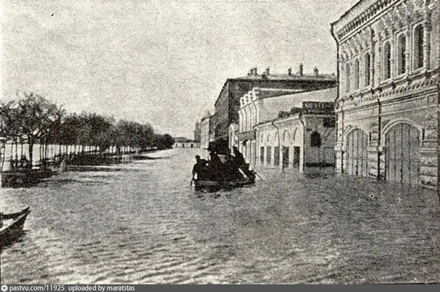 Болотная улица. У Лубочного переулка