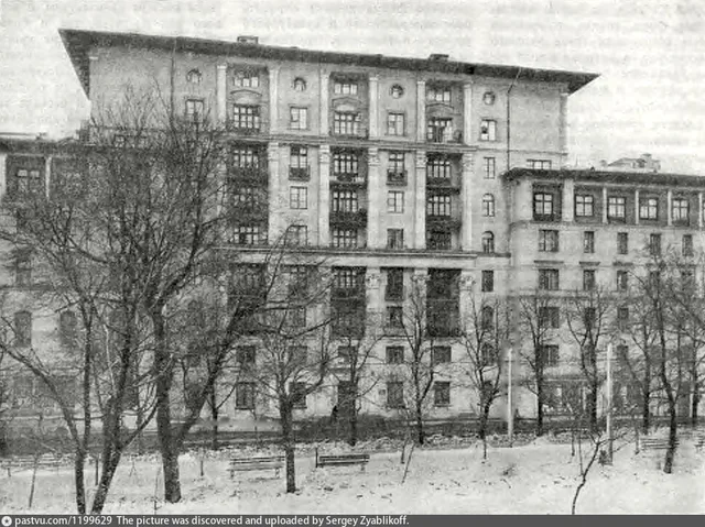 Никитский бульвар, № 7 - 9. Жилой дом, построенный по проекту арх. Е. Л. Иохилеса