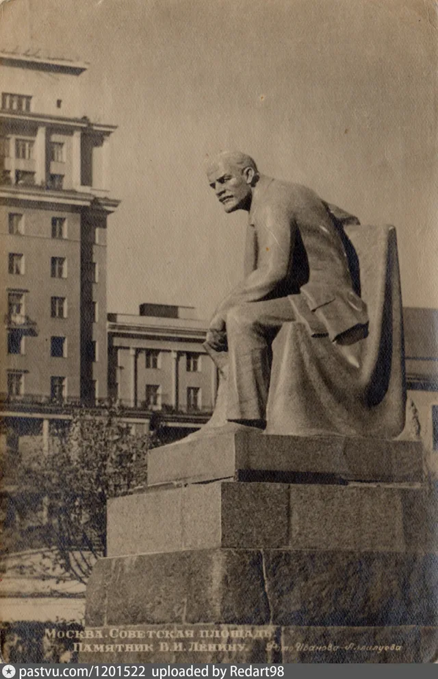 Памятник Ленину на Советской площади