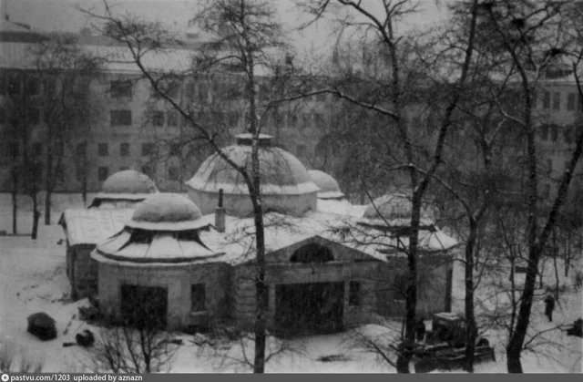 Двор общежития МГУ на Стромынке