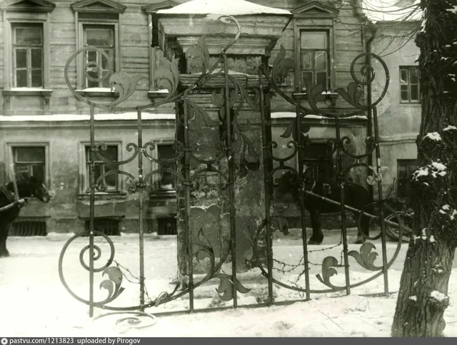 Разборка ограды храма Климента, папы Римского
