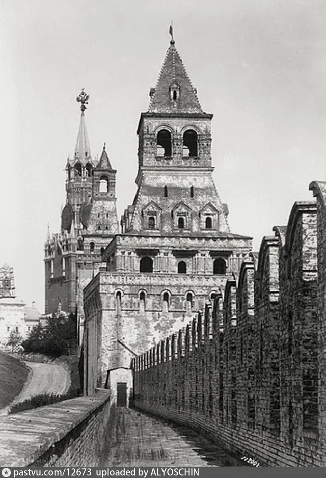 Константино-Еленинская башня со стены Кремля