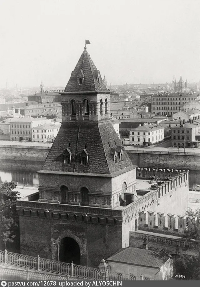 Тайницкая башня Московского Кремля