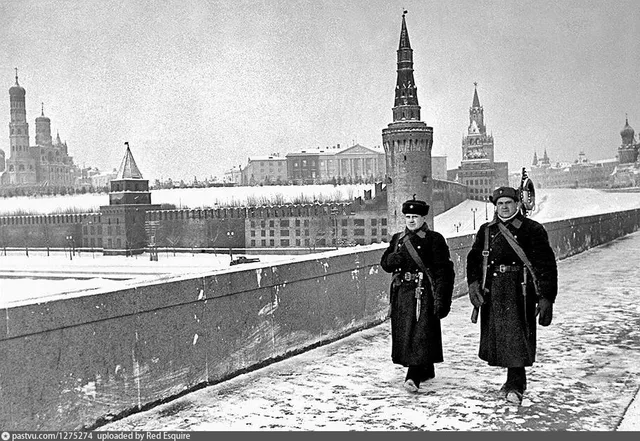 Вид с Большого Москворецкого моста на Московский Кремль в маскировке. Пеший патруль милиции НКВД СССР