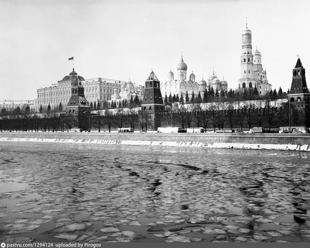 Вид на Московский Кремль со стороны Москвы-реки