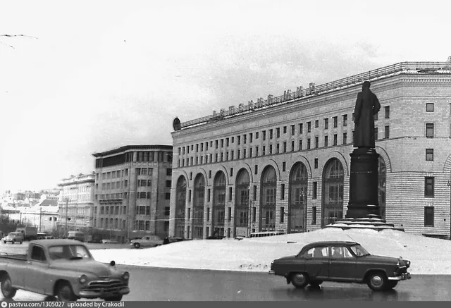 Магазин Детский мир на площади Дзержинского