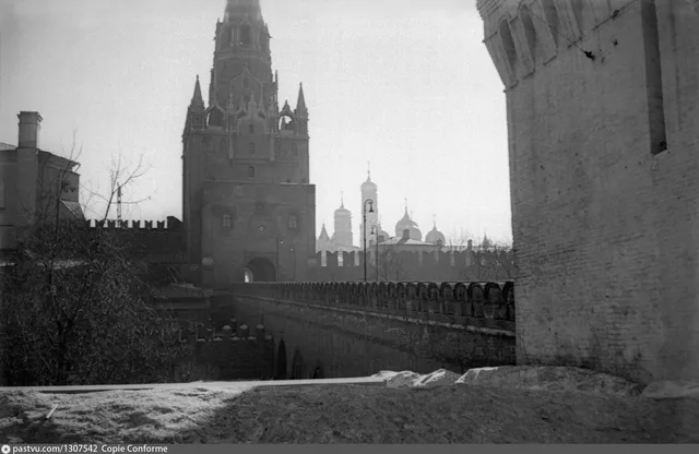 Троицкая башня и Троицкий мост