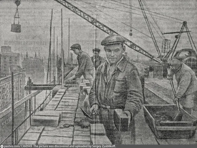 Каменщики И. В. Мизонов и Н. А. Соколов за кладкой верхнего этажа дома № 9 по улице Горького