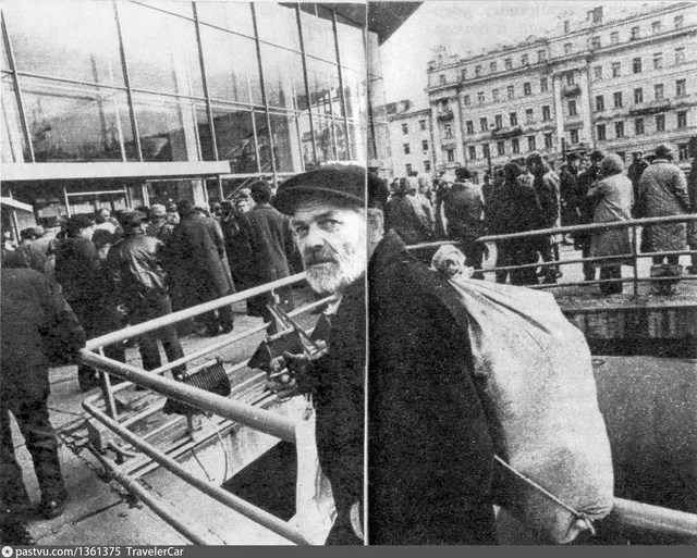 У кинотеатра "Россия"