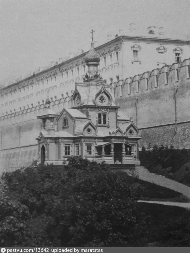 Необычный храм. Средний Александровский сад