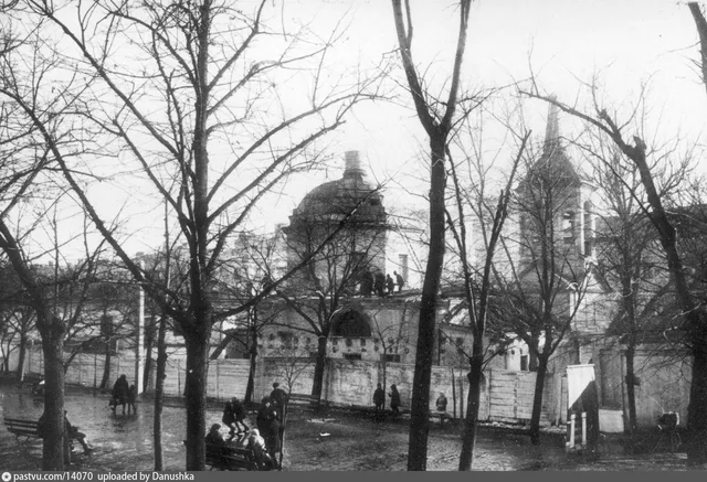 Церковь Сошествия Святого Духа у Пречистенских ворот. Вид со стороны Гоголевского бульвара.