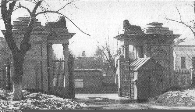 Яузская больница. Вид на церковь Никиты Мученика за Яузой