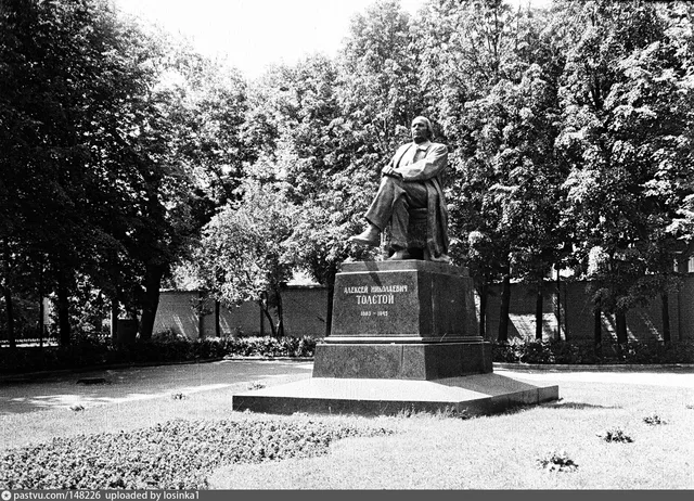 Памятник А.Н.Толстому