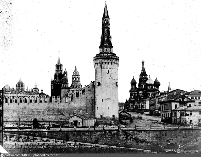 Вид с Софийской набережной в сторону Красной площади