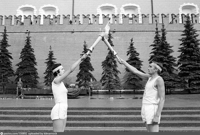 Олимпийский огонь у могилы Неизвестного солдата, Москва, 1980 год