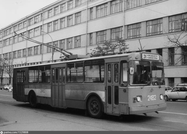 Троллейбус маршрута № 24 на конечной остановке