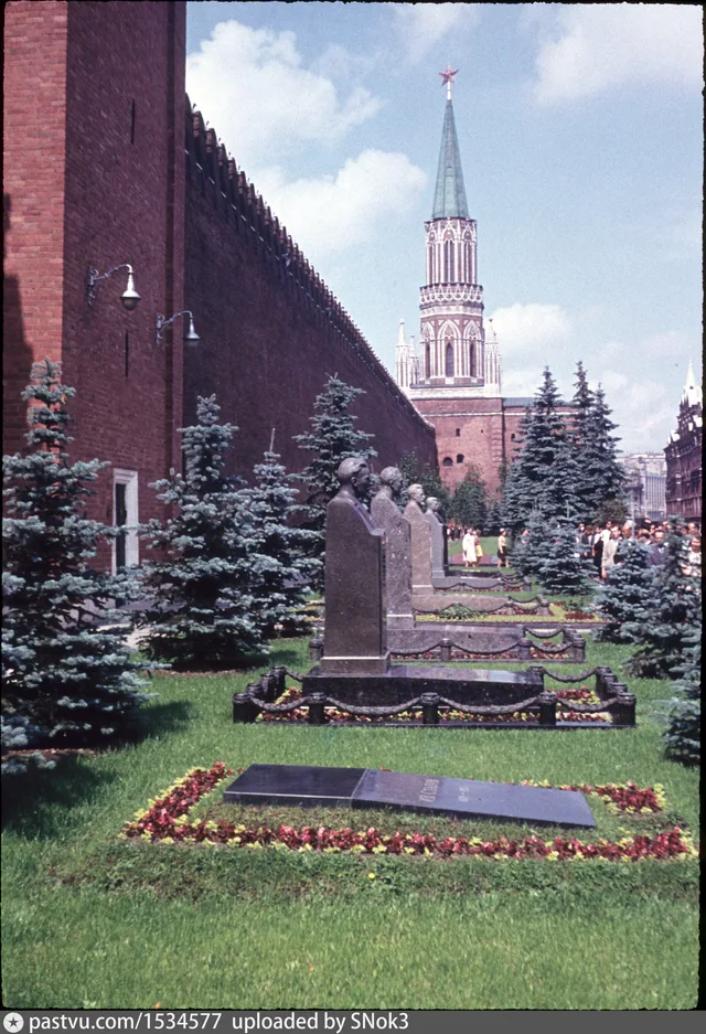 Некрополь у Кремлёвской стены