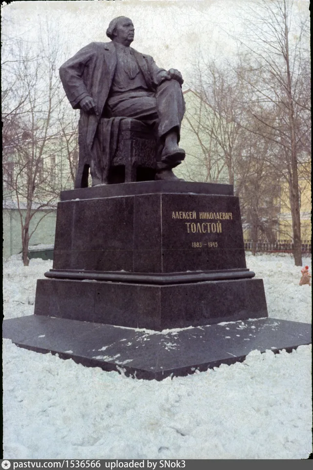Памятник А.Н. Толстому