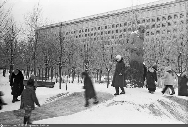 Памятник Льву Толстому