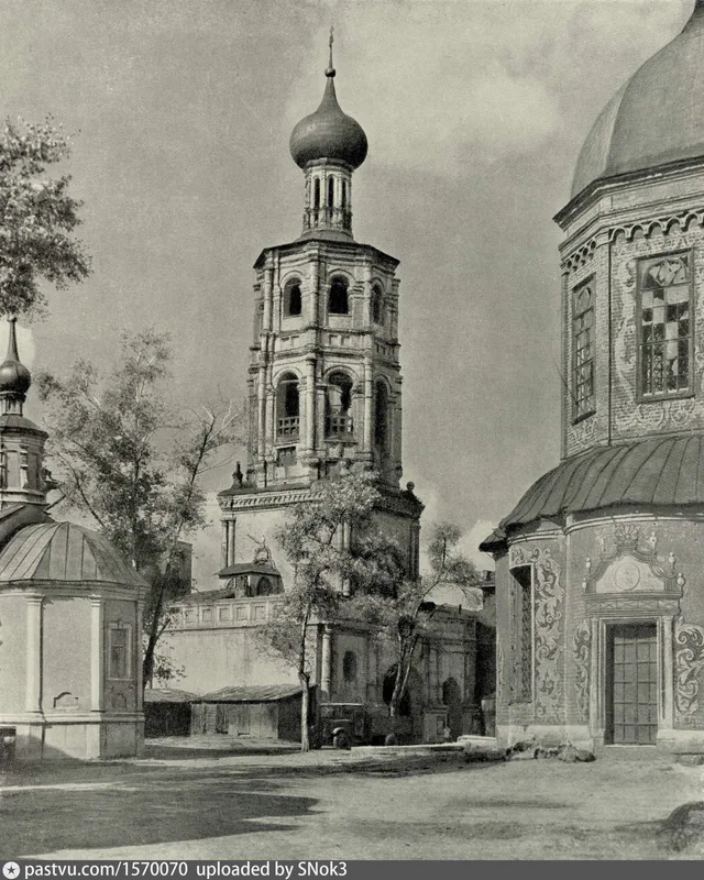 Высоко-Петровский монастырь. Колокольня. Вид со двора. Слева - церковь Петра Митрополита