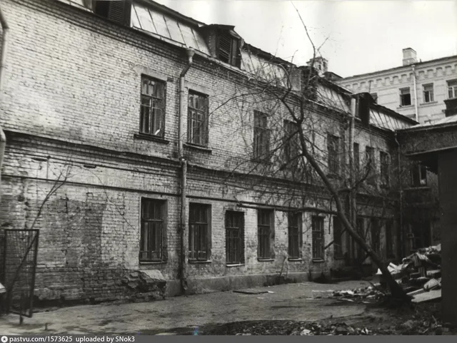 Метростроевская (сейчас Остоженка) улица, д. 7. Вид на двухэтажное здание во дворе