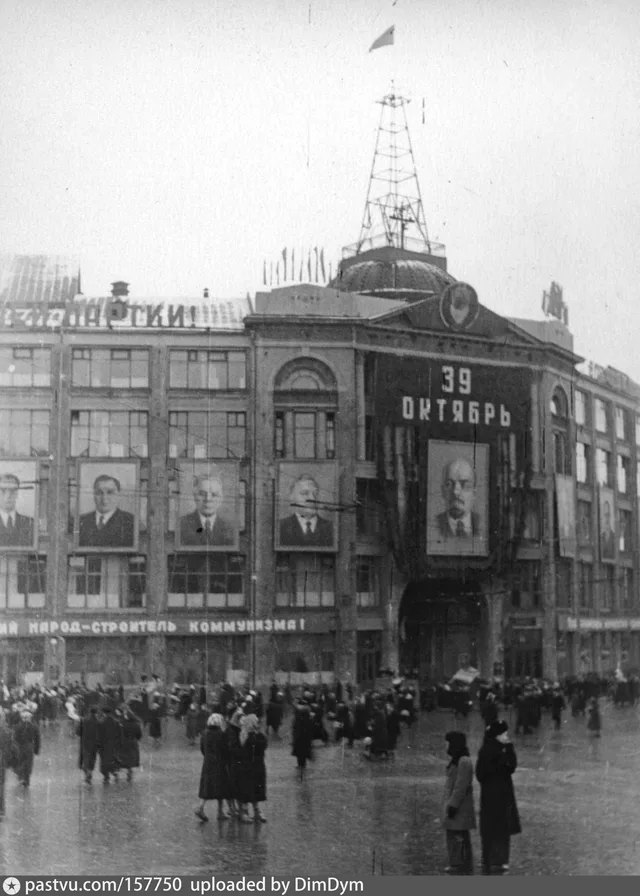 После демонстрации 7 ноября 1956 г. (9 из 9)
