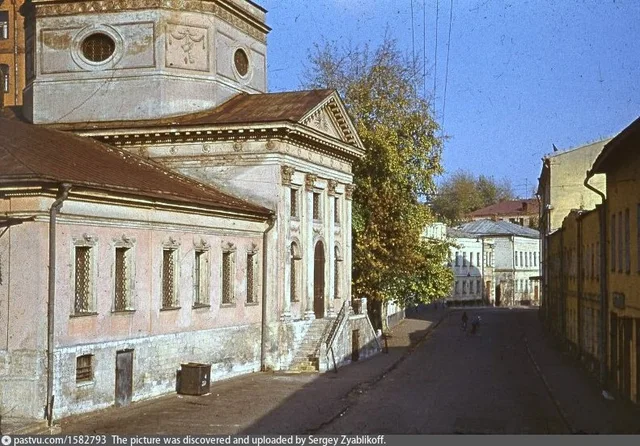 Серебрянический переулок. Храм Троицы Живоначальной в Серебряниках с колокольней