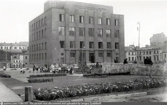 Институт Маркса, Энгельса, Ленина на Советской площади