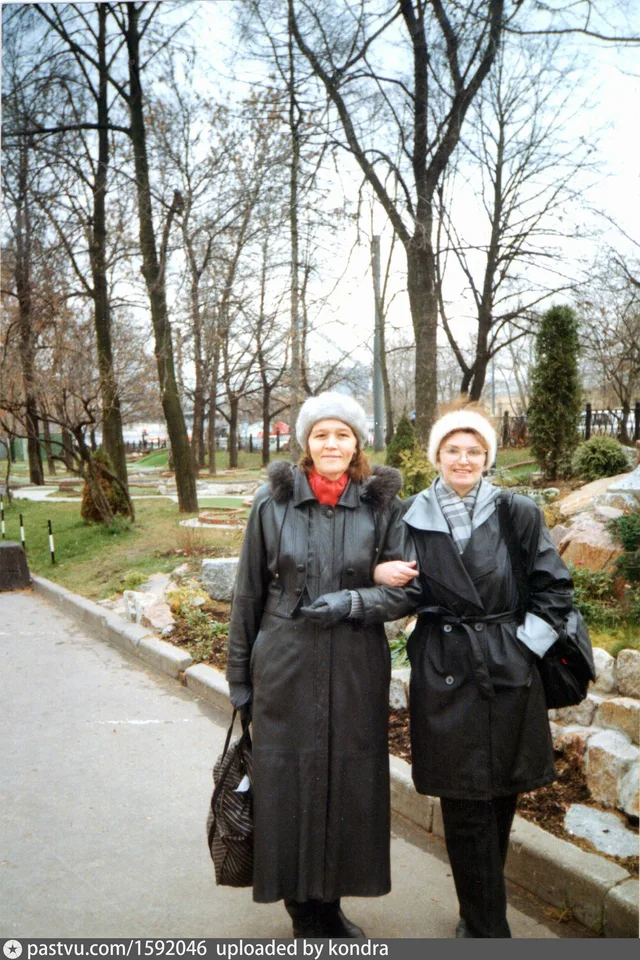 В скверике у бассейна "Чайка"
