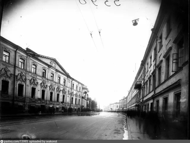 Воздвиженка от Арбатской площади в сторону Кремля