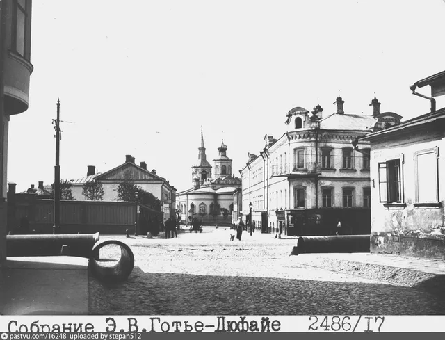 Улица Плющиха. Вид из Грибоедова переулка. Церковь Воздвижения