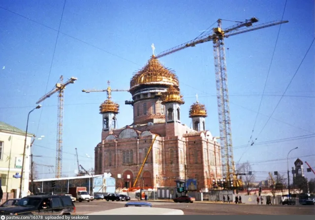 Храм Христа Спасителя. Вид от станции метро «Кропоткинская»