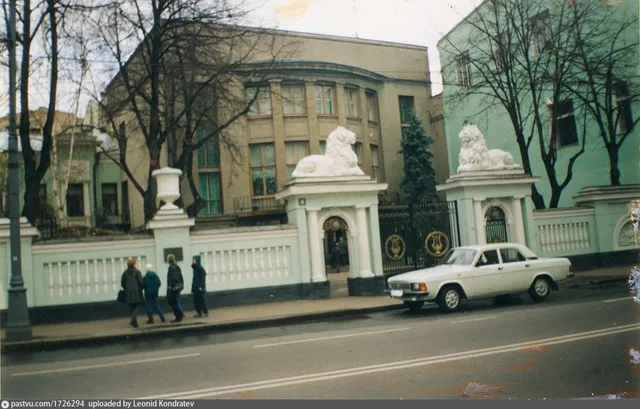 Улица Пречистенка. Ворота Дома ученых