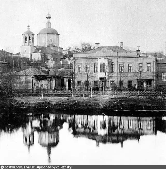 Вид с Самотёчной улицы на церковь Живоначальной Троицы в Троицкой слободе
