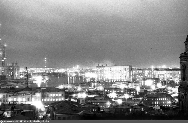 Вид на запад с крыши дома № 13, стр. 6 по улице Чайковского
