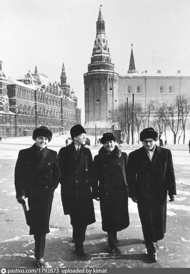 Члены немецкой делегации на прогулке по зимней Москве